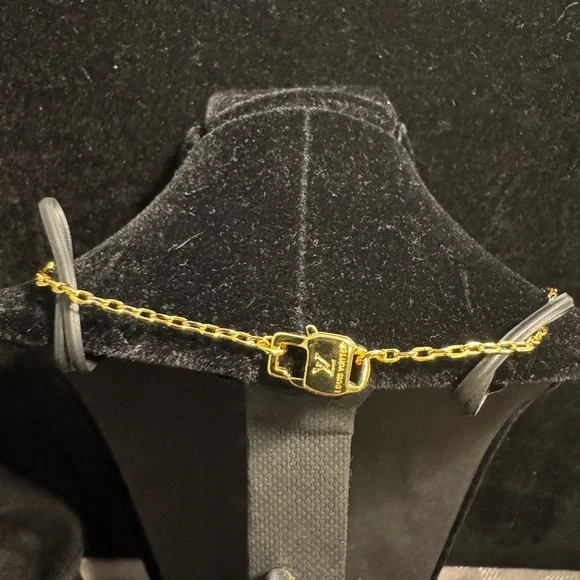 Louis Vuitton Star Logo Gold Crystal Pendant Necklace - Picture 3 of 4